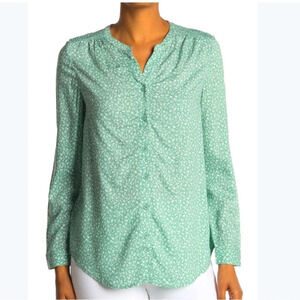 Beachlunchlounge EUC button front blouse. Mint green & white mini flowers.